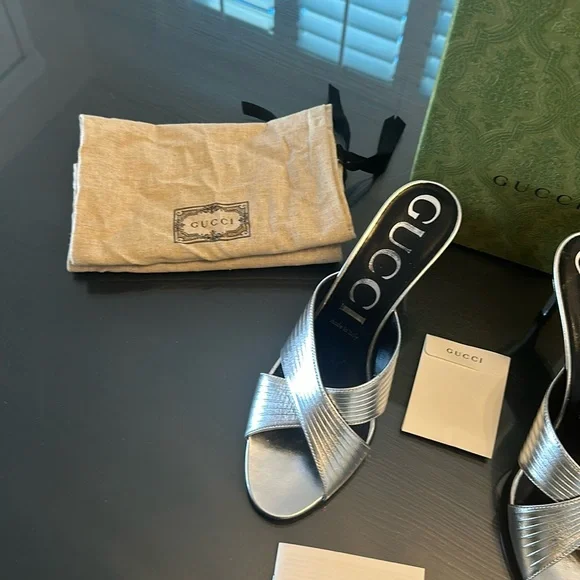 Gucci Logo Nappa Silk Metallic Leather Sandals in Argento - Picture 3 of 9